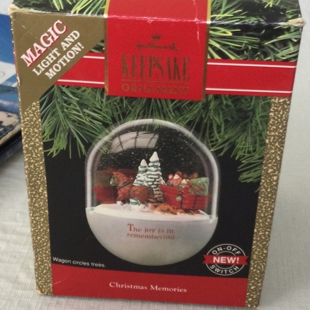 Hallmark Keepsake Ornament - Christmas Memories